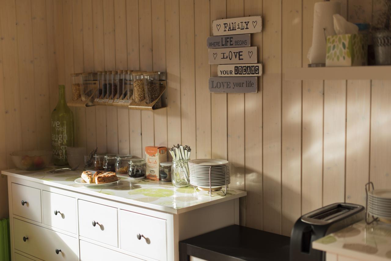 Guesthouse Alive อาเดลโบเดิน ภายนอก รูปภาพ
